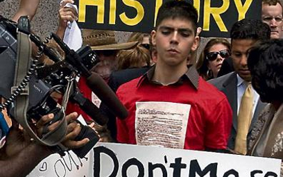 „Nie wybielajcie naszej historii” – domagali się uczestnicy protestu zorganizowanego w Austin, stoli