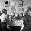 Jeszcze w latach 30. XX wieku w czasie rodzinnych spotkań pilnowano, by stół był starannie nakryty, 