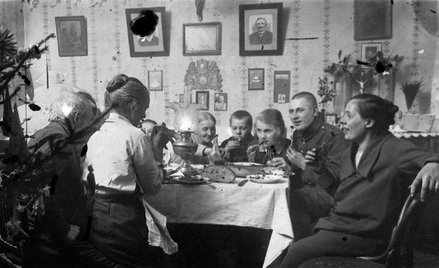 Jeszcze w latach 30. XX wieku w czasie rodzinnych spotkań pilnowano, by stół był starannie nakryty, 