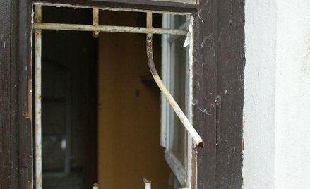 Pokonanie przeszkody siłą, także wypchnięcie okna, to włamanie