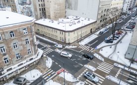 Choć samo skrzyżowanie Żelaznej i Chmielnej nie należy do największych w centrum miasta, ruch w tym 