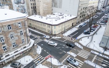 Choć samo skrzyżowanie Żelaznej i Chmielnej nie należy do największych w centrum miasta, ruch w tym 