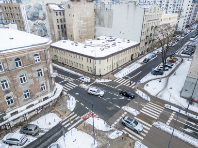 Choć samo skrzyżowanie Żelaznej i Chmielnej nie należy do największych w centrum miasta, ruch w tym 
