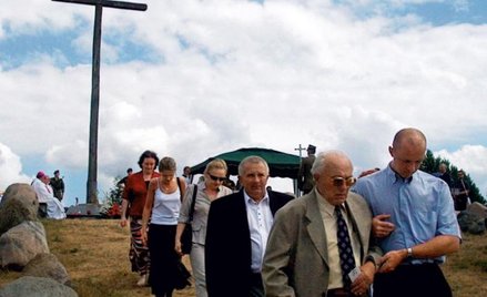 Jedynym symbolicznym miejscem upamiętniającym obławę jest krzyż w Gibach