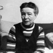 Simone de Beauvoir w – ujmując rzecz szowinistycznie i patriarchalnie – mało twarzowym sweterku
