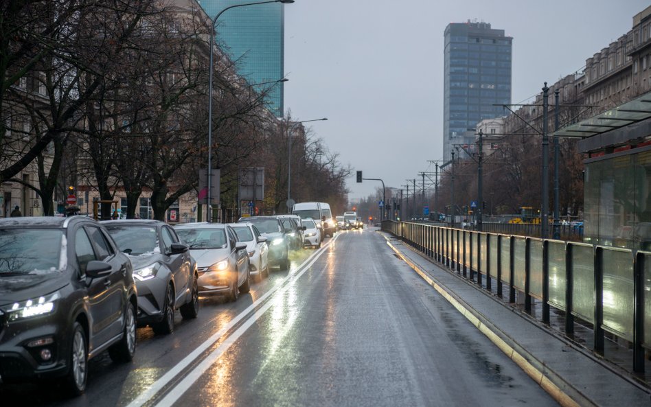Kierowcy muszą przygotować się w piątek na utrudnienia w ruchu. Płynnej jeździe będą stać na przeszk