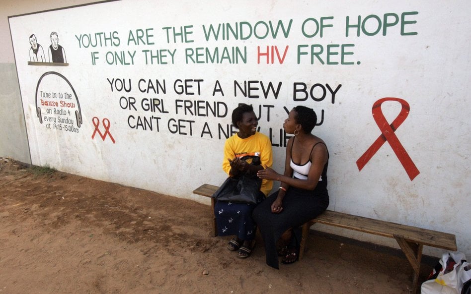 Ośrodek Mtendere w Lusace. Napis na ścianie głosi: „Młodzi są oknem nadziei, jeśli tylko pozostaną w