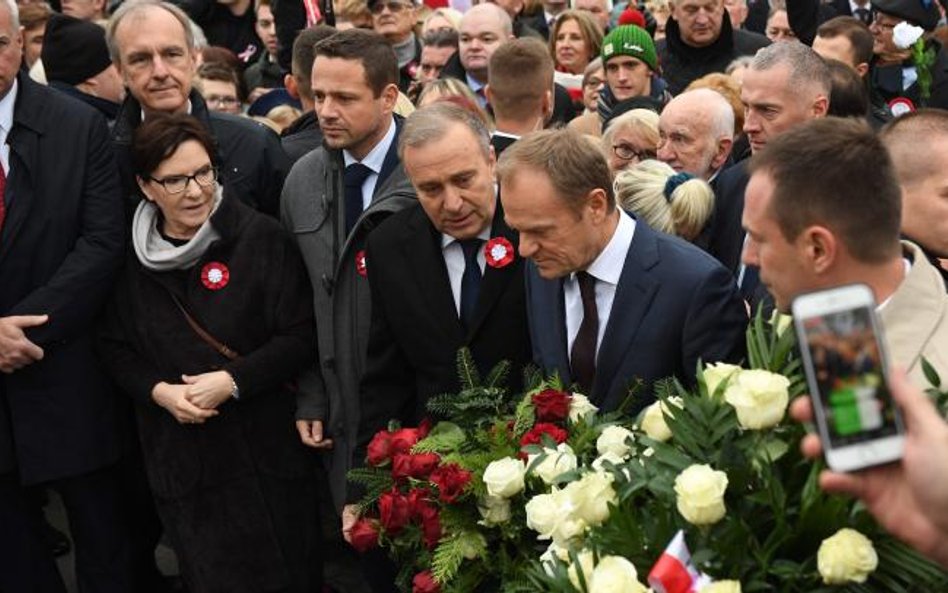 Donald Tusk podkreśla ostatnio znaczenie zjednoczenia opozycji. Na zdjęciu: były premier i działacze