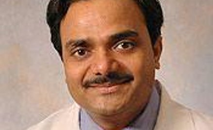 Prof. Mohan S. Gundeti uczestniczył w pionierskiej operacji dziewczynki