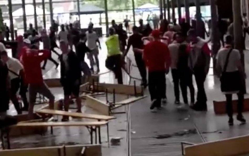 Bójka polskich i senegalskich kibiców w Belgii