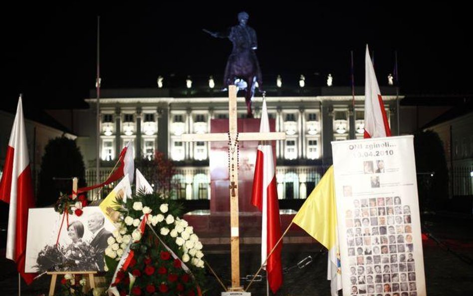 Pomnik smoleński nie przed pałacem