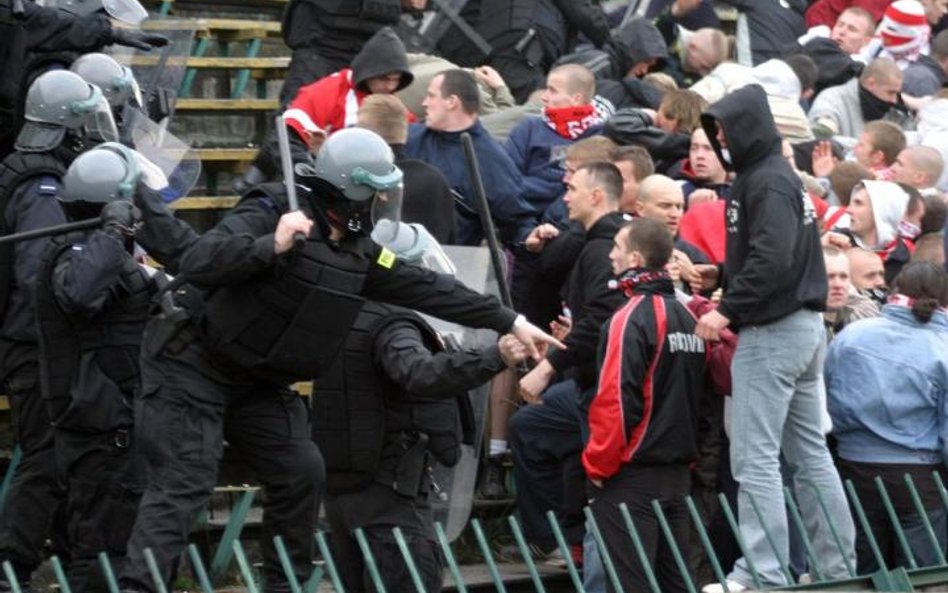 Pseudokibice Jagiellonii odpowiedzą za napaść na policjantów