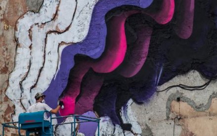 1010 przy pracy na ścianie przy ulicy Mackiewicza.