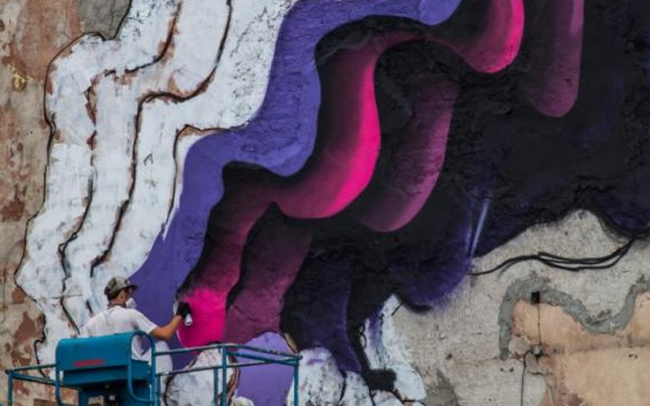 1010 przy pracy na ścianie przy ulicy Mackiewicza.