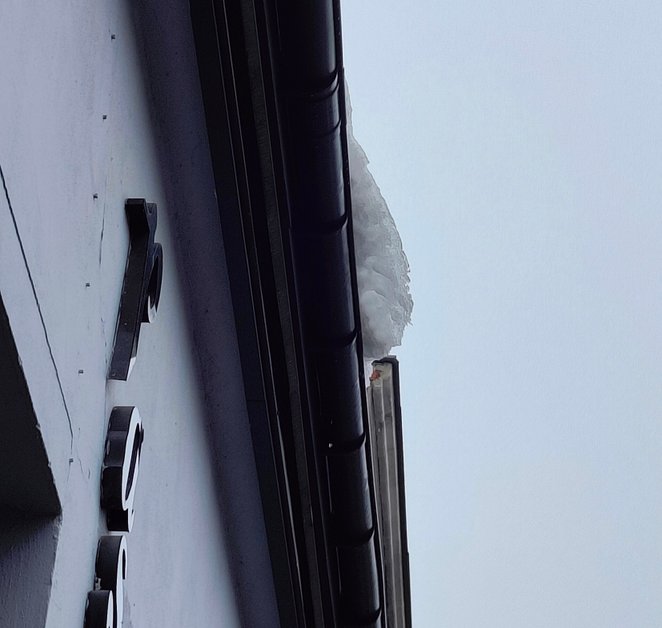 Za niedopełnienie obowiązku odśnieżenia dachu oraz brak właściwego oznakowania niebezpiecznego miejs