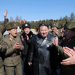 Kim Dzong Un wśród żołnierzy z Korei Północnej
