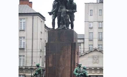 Platforma i SLD murem za radzieckim pomnikiem