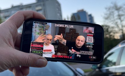 Influencer Piotr „Łatwogang” Garkowski i raper Bedoes 2115 podczas zbiórki dla Cancer Fighters