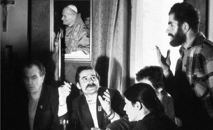 W 1980 roku Lech Wałęsa stanął na czele „Solidarności”, Andrzej Gwiazda (na zdjęciu stoi) był jego z