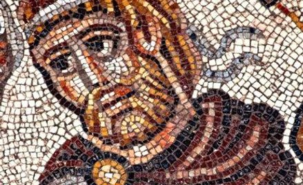 Głowa z mozaiki w synagodze – być może Aleksandra Wielkiego