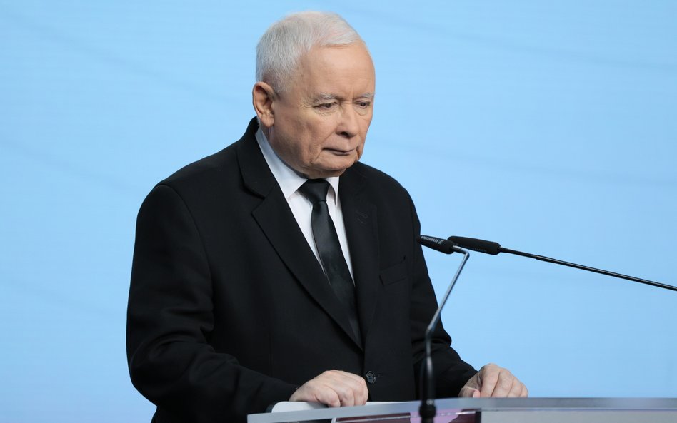 Prezes PiS Jarosław Kaczyński musiał zrobić krok w tył i przeprosić się z buntownikami w Małopolsce.