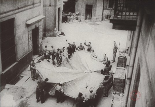 W mieście w czasie powstania było bardzo niewiele miejsc dogodnych do zrzucenia pomocy