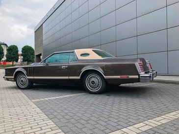 Wyrafinowane nadwozie coupé dysponuje wnętrzem limuzyny, mieszczącej sześć osób.