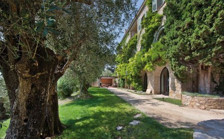 Nieruchomość obejmuje ponad 3 hektary. W jej obrębie znajdują się m.in. 500-letnie gaje oliwkowe.