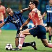 Między niedawnymi kolegami: Maicon zasłania piłkę przed Zlatanem Ibrahimoviciem. Inter postawił na s