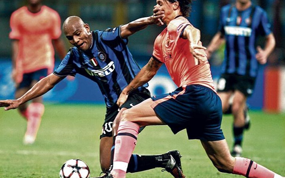 Między niedawnymi kolegami: Maicon zasłania piłkę przed Zlatanem Ibrahimoviciem. Inter postawił na s