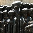 Rzeźba Borisa Saktsiera „Korczak i dzieci getta” w Instytucie Yad Vashem w Jerozolimie