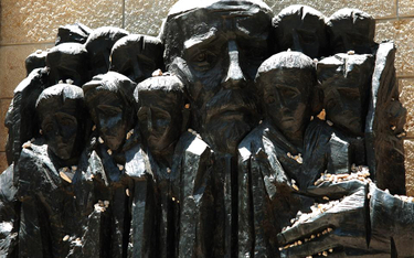 Rzeźba Borisa Saktsiera „Korczak i dzieci getta” w Instytucie Yad Vashem w Jerozolimie