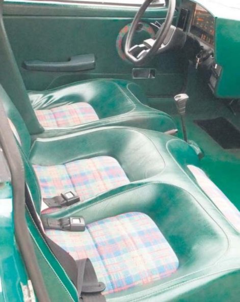 Jak widać to samochód trzymiejscowy i wszyscy pasażerowie zasiadają z przodu