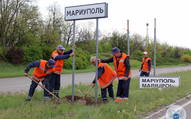 Wymiana znaków drogowych przy wjeździe do Mariupola (obwód doniecki), fotografia z 5 maja