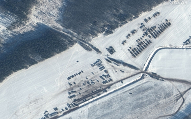 Zdjęcie satelitarne, na którym widać zgrupowanie rosyjskich wojsk na Białorusi