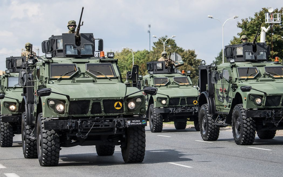 Pojazdy minoodporne M-ATV Wojsk Specjalnych podczas defilady. Fot./MON/st. szer. Wojciech Król.