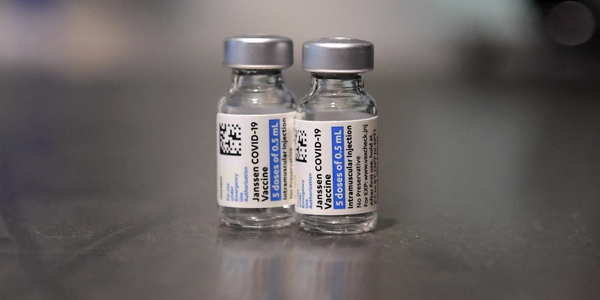 Fauci: Szczepionka J&J od początku powinna być dwudawkowa