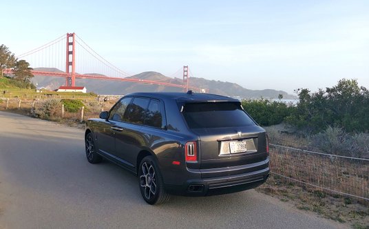 Rolls-Royce Cullinan Black Badge i Golden Gate