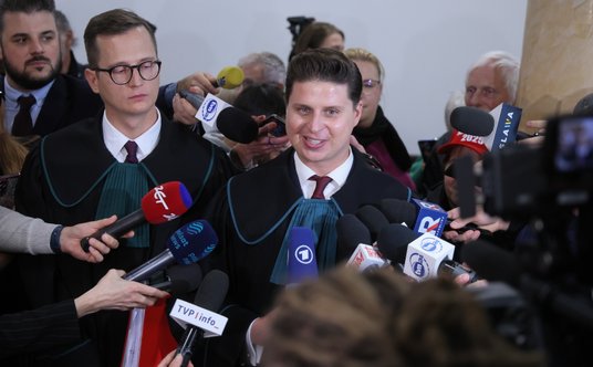 Pełnomocnicy Wołodymyra Żurawlewa Tymoteusz Paprocki (C) i Piotr Wojciechowski (2L) na korytarzu Sąd