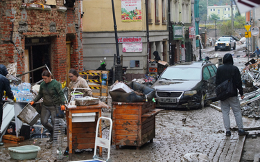 Wiele osób i firmy straciło w powodzi również źródło dochodów.