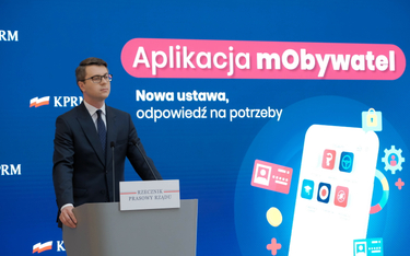 Rzecznik rządu Piotr Mueller na konferencji prasowej związanej z aplikacją mObywatel