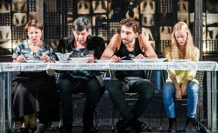 „Koń, kobieta i kanarek” nie stroni od publicystyki