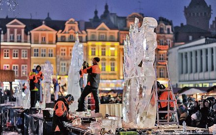 Artyści tworzą rzeźby z lodu na oczach publiczności.