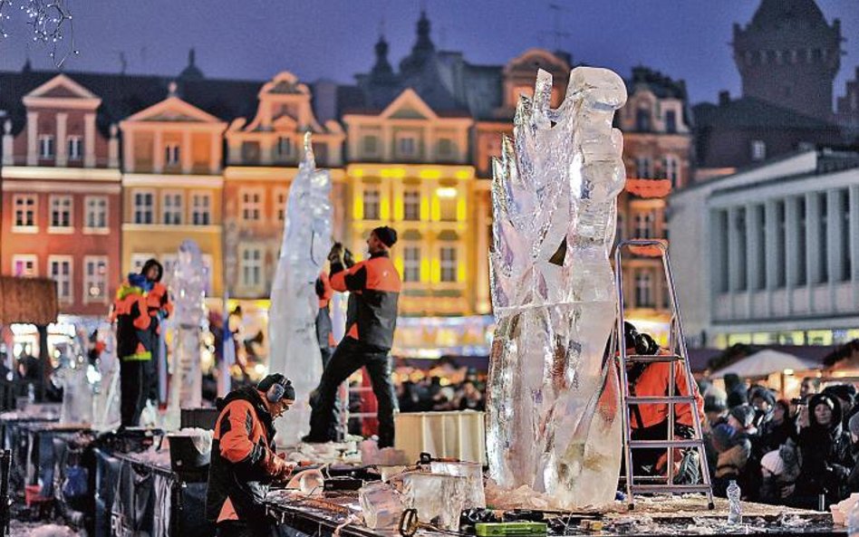 Artyści tworzą rzeźby z lodu na oczach publiczności.