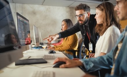Nowe wymogi dla treści tworzonych przez AI. Co muszą wiedzieć firmy?