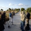 Media w pobliżu zamkniętej drogi w pobliżu miejsca zaginięcia Madeleine McCann w portugalskim Algarv