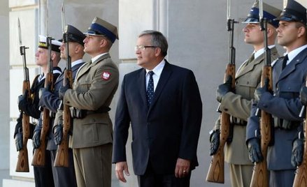 Rząd pozwolił Bronisławowi Komorowskiemu zajmować się ulubioną dziedziną prezydenta, czyli armią