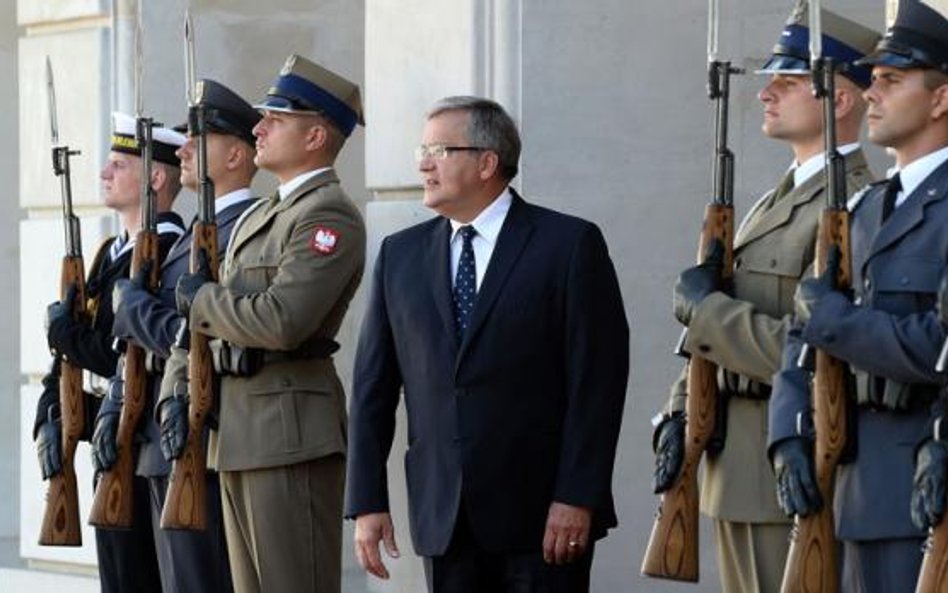 Rząd pozwolił Bronisławowi Komorowskiemu zajmować się ulubioną dziedziną prezydenta, czyli armią