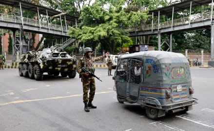 Żołnierze na ulicach Dhaki, stolicy Bangladeszu