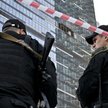Policjanci pilnują terenu wokół uszkodzonego wieżowca w Moskwie